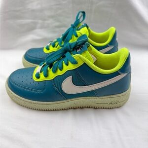 Kids' Nike Air Force 1 Crater sneakers in the Bright Spruce/Volt boys size 5Y